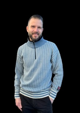 Nordlys Islender modell Bretind – en litt tynnere ull genser i blå og natur