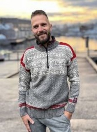 Nordlys mønstret Bretind - en litt tynnere ull genser i Grå- natur - rød  - UTGÅENDE MODELL- 